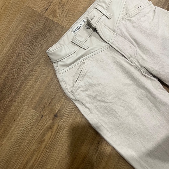 Abercrombie 90s Relaxed Jean White jeans - Picture 2 of 4